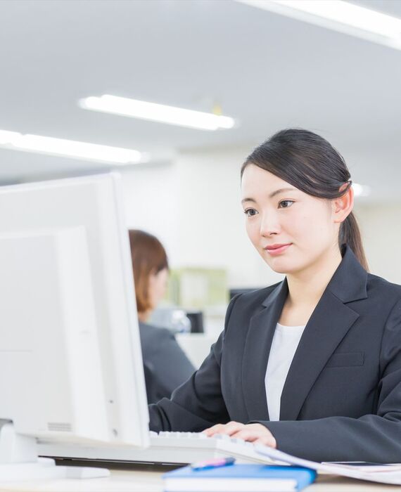 デスクワークする女性スタッフ