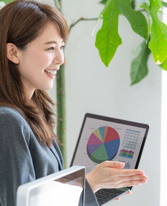 プレゼン中の女性コンサルタント